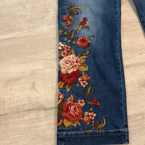 DRIFTWOOD Charlee Wide Leg Floral Embroidered Jeans 27 - Picture 3 of 7